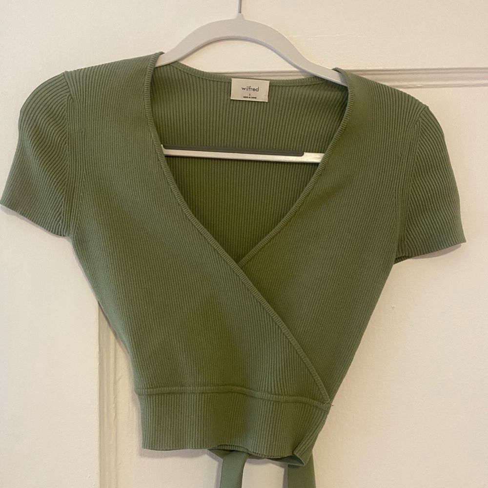 Green, ribbed short sleeve Aritzia top w tie